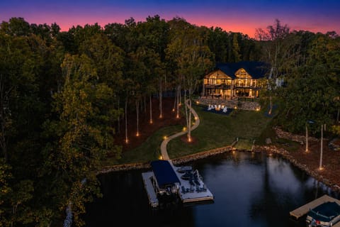 Welcome to Modern Magnolia! Ultra-Luxe lake front property on Lake Oconee!