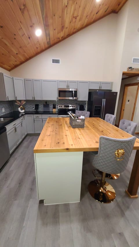 Kitchen Island w/ Hidden Trash