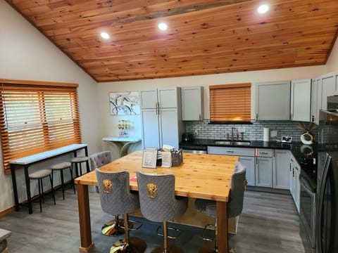 Kitchen with Island and Bar Top+Stools