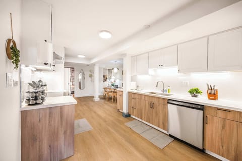 The kitchen is a modern and fully equipped space, ideal for both quick meals and full-course cooking. Featuring sleek countertops, quality appliances, and ample storage, it provides everything you need to prepare and enjoy delicious meals. With a functional layout and a cozy dining area nearby, this kitchen is as inviting as it is practical—perfect for gathering and savoring time together.