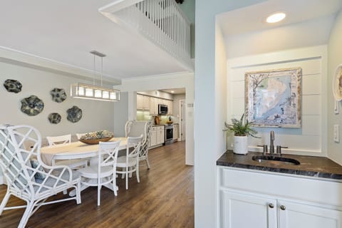 6 Genoa Court | Dining Table - 6 Genoa Court | Dining Table