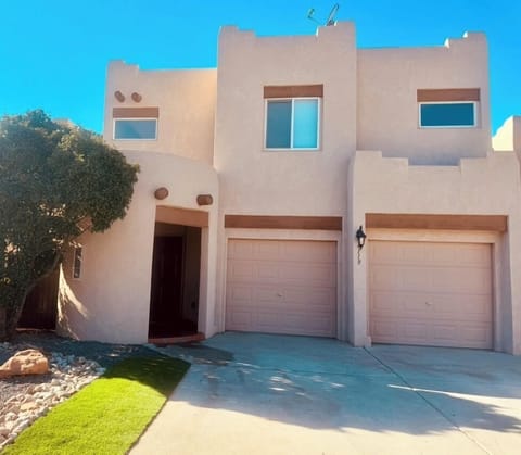 Entire Home+Centrally Located+HWY Access+HotTub+Pet Friendly+ Putt Putt area ⛳️!