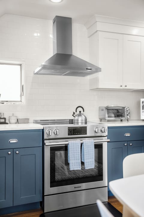 This well-equipped kitchen has everything you need.