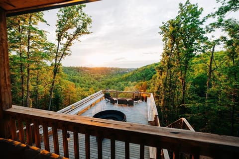 Welcome to Shawnee Retreat by The Hideaways! One of the best views in all of Kentucky!