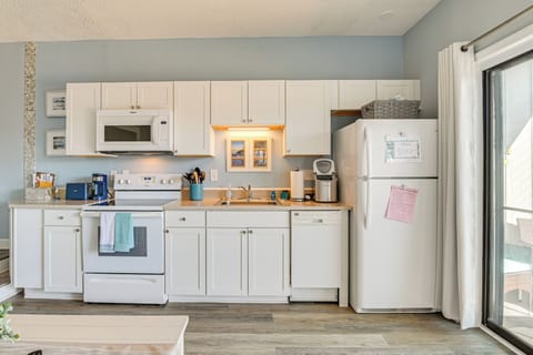 Kitchen | Drip Coffee Pot | Keurig | Toaster | Dishwasher