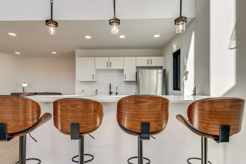 Breakfast Bar w/ Seating | 1st Floor