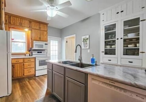 Kitchen: Fully set up to prepare, store and clean up after your meals