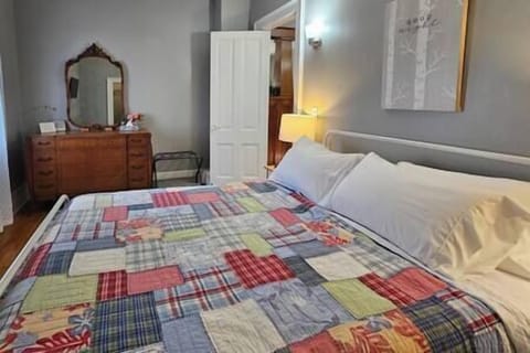 East Bedroom, queen bed