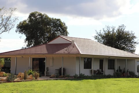 Dreamy Abode- no neighbours, just an awesome view ! Relax and unwind.