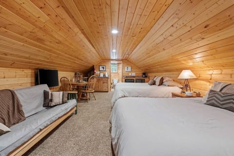Studio - 2 Queen Beds + Futon