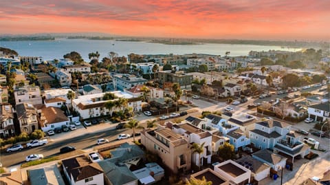 Close to the bay with amazing sunsets from the balcony.