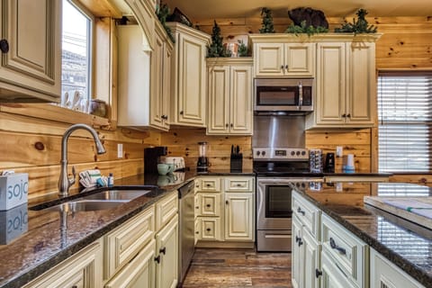 Vacation Rental in the Smoky Mountains “The Manor at Burg Hill” – Fully furnished kitchen with granite countertops and stainless steel appliances. 