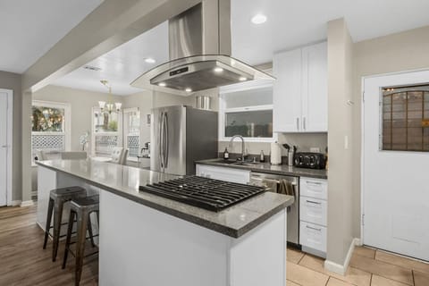 Fully stocked kitchen w/ all utensils