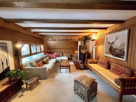 spaicous and beautifuly designed living room