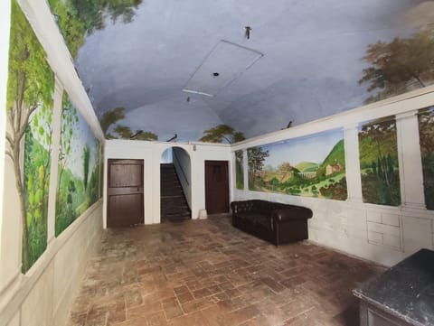 Ingresso del palazzo affrescato da Moreno Bizzarri