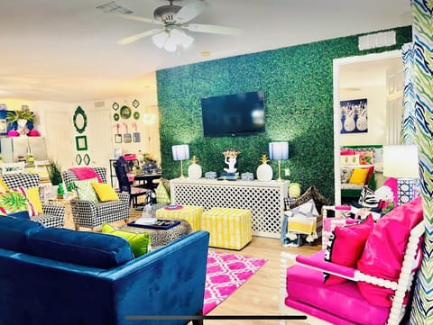 Welcome to the brightest spot in Orlando! 2000 sq ft of space!