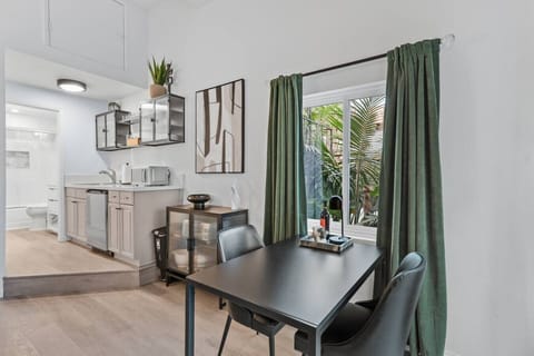 Dining area and kitchenette in the studio