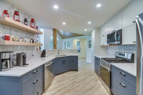 Kitchen | Main Level | Drip & Espresso Coffee Makers | Blender