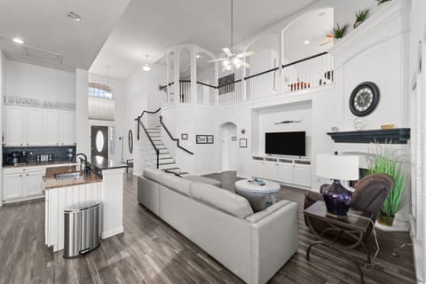 Overview of the living room and high ceiling