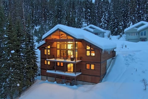 Sandpoint Vacation Rental | 4BR | 3.5BA | 1 Step to Enter | 4,000 Sq Ft