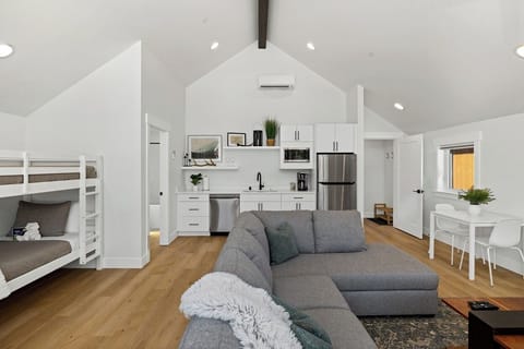 Detached Studio above the garage - Sofas + Smart TV for All-Day Lounging or Gaming