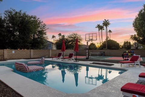 Heated Pool with Sun Loungers – Pickleball & Basketball Court – Outdoor Dining