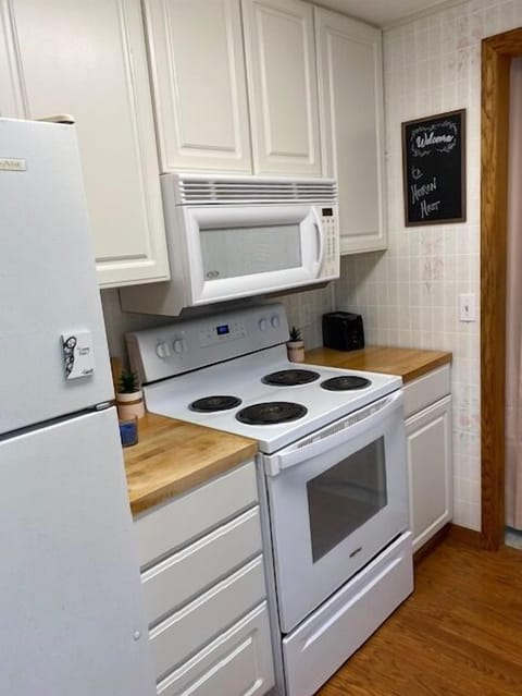 Toaster
Microwave
Stove & Oven
Full Size Refrigerator