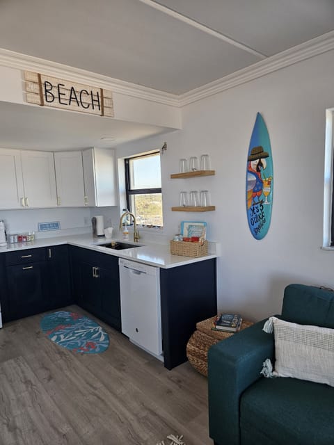 Fully renovated kitchen, new cabinets and quartz countertops. 