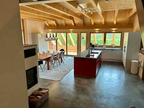 Eine vollausgestattete Küche mit hochwertigen Geräten und einer eleganten roten Insel. Hier treffen Design und Funktion aufeinander: luxuriös, stilvoll und perfekt für kulinarische Kreationen. Ein Raum, der Kochen zum Erlebnis macht!