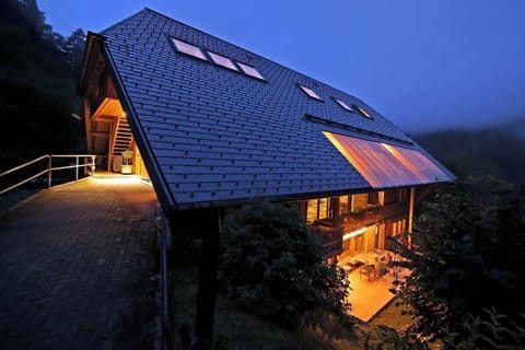 Die Außenansicht des Haldehof Loft bei Nacht verzaubert mit sanftem Licht, das die elegante Architektur betont und eine einladende, warme Atmosphäre schafft – der perfekte Ort für unvergessliche Abende im Schwarzwald.