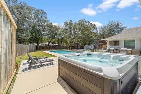 Hot tub with room for 6 adults.