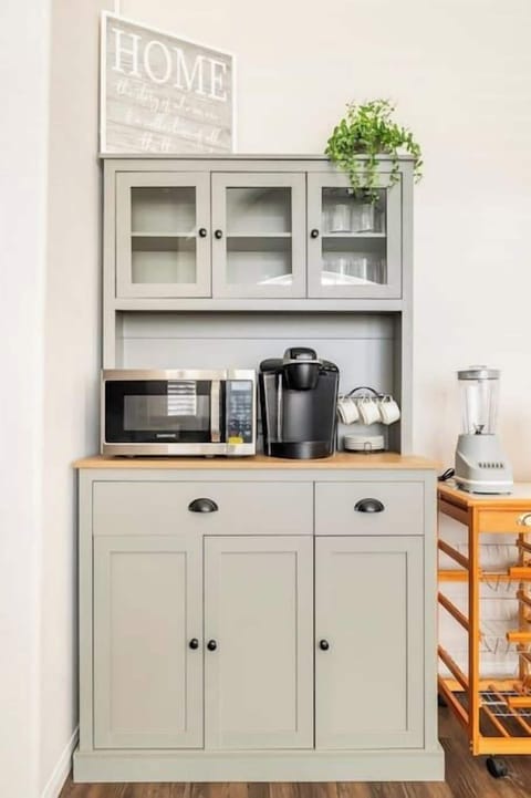 Fully equipped kitchennette! With blender, kettle, coffee machine, microwave...