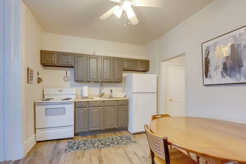 Kitchen & Dining Area | Single-Story Apartment