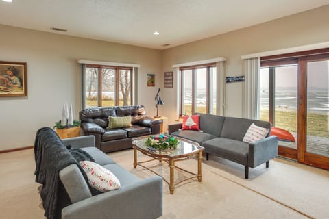 Howard Lake Vacation Rental | 2BR | 2BA | 1,755 Sq Ft | 4 Steps to Enter