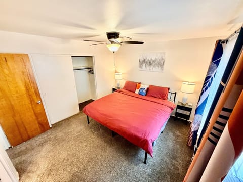 King Bed w Smart TV