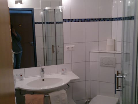 Double room with balcony - Seepension Smoley *** Bed and Breakfast in Villach