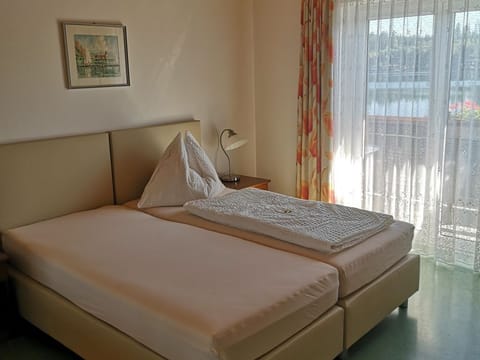 Double room with balcony - Seepension Smoley *** Bed and Breakfast in Villach