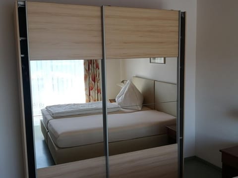 Double room with balcony - Seepension Smoley *** Bed and Breakfast in Villach