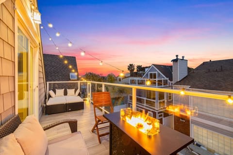 Sunset views + fire pit vibes = the perfect end to your beach day. 🌅🔥
