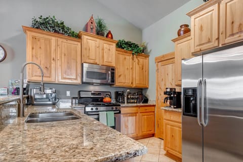 Vacation Rentals in Park City at Bear Hollow Lodges 1403: Full kitchen with stainless steel appliances