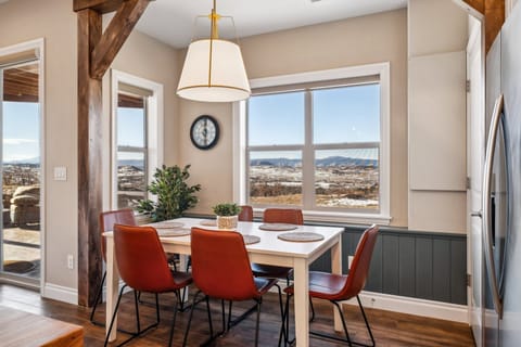 Dining area with 6 seats
