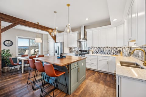 Dining areas with 9 total seats