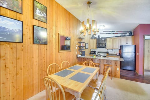 Dining Area | Dishware & Flatware Provided