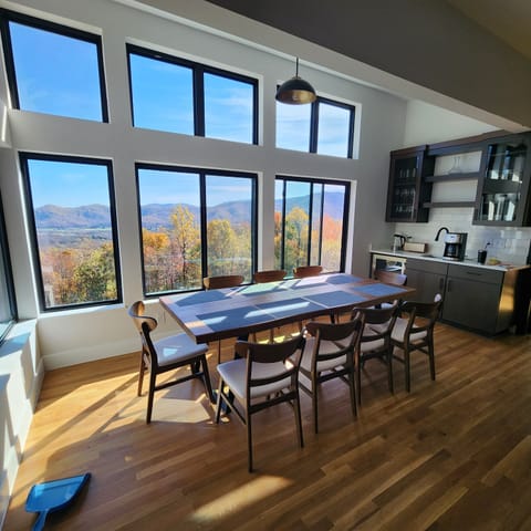 Dining for 10 people