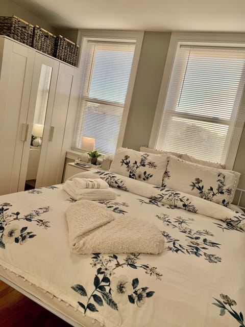 Guest bedroom with a cozy Queen-sized bed.