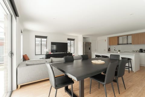 Luxury Open-Plan Living with Modern Amenities