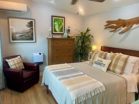 With a coastal-chic interior design, the studio offers a comfortable queen size bed, AC and excellent lighting throughout