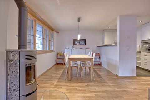 Dining area & kitchen