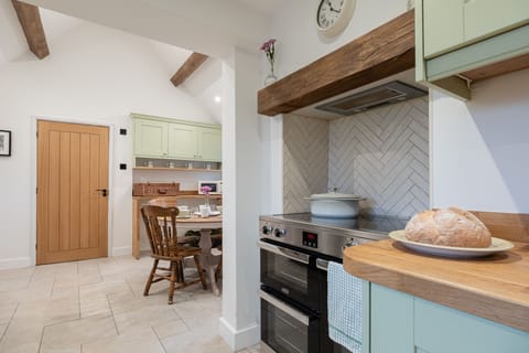 Holly Tree Cottage Kitchen - StayCotswold