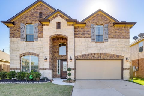 Baytown Vacation Rental | 4BR | 2.5BA | 1 Step to Enter | 2,800 Sq Ft